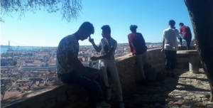 Em Portugal "não têm que estar sempre à defesa". Uma reportagem que revela pormenores sobre a vida do menores refugiados acolhidos pela Cruz Vermelha Portuguesa